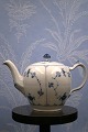 K&Co. presents: 
Royal 
Copenhagen Blue 
Fluted Plain 
Teapot.
RC#1/257...