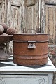 K&Co. presents: 
Old oval 
metal box with 
old original 
paint and fine 
patina.