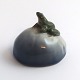 Lundin Antique 
presents: 
Royal 
Copenhagen. 
Porcelain 
figure. Frog on 
stone. Model 
507. Height 4 
cm. (1 quality)