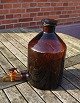 Antikkram 
presents: 
Large and 
well-maintained 
5 liter 
apothecary 
bottle with 
pouring spoutin 
in dark brown 
...