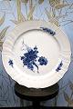 K&Co. presents: 
Royal 
Copenhagen, 
Blue Flower - 
Curved dinner 
plate with gold 
rim.
Dia.: 27.5cm. 
RC# 628...