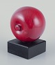 L'Art presents: 
Alf 
Ekberg, Swedish 
ceramicist. Own 
studio.
Ceramic apple 
on wooden base.