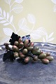 K&Co. presents: 
Decorative, 
old bunch of 
grapes in 
colored jade. 
Length: 18cm.