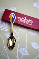 K&Co. presents: 
A. 
Michelsen 
Christmas spoon 
from 2000 in 
gold-plated 
sterling 
silver. 
Designed by 
Doris Bloom...