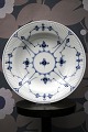 K&Co. presents: 
Antique 
Blue Fluted, 
Plain deep 
plate from 
Royal 
Copenhagen. 
1/167.
1893-1900...