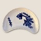 Moster Olga - 
Antik og Design 
presents: 
Royal 
Copenhagen
Curved Blue 
Flower
Moon-Shaped 
Dish
#10/ 1713
*DKK 400