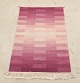 L'Art presents: 
Swedish 
textile 
designer.
Handwoven 
“Terass” rug in 
wool. Rölakan 
technique.