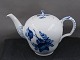 Antikkram 
presents: 
Blue 
Flower Curved 
Danish 
porcelain. 
Covered tea 
pots No 143