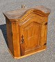 Pegasus – Kunst 
- Antik - 
Design 
presents: 
Danish 
baroque hanging 
cabinet in 
polished oak, 
18th century.