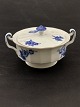 Middelfart 
Antik presents: 
Royal 
Copenhagen Blue 
Flower Angular 
Sugar Bowl 
10/8563