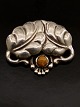 Middelfart 
Antik presents: 
Art 
Nouveau 830 
silver brooch 
with amber