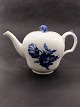 Middelfart 
Antik presents: 
Royal 
Copenhagen Blue 
Flower teapot 
10/8244