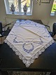 Karstens Antik 
presents: 
Tablecloth 
beautifully 
embroidered 
with empire 
pattern 142 x 
142 cm.