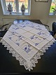 Karstens Antik 
presents: 
Tablecloth 
beautifully 
embroidered 
with blue 
flowers 134 x 
134 cm.