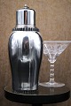 K&Co. presents: 
Old 
cocktail shaker 
from the 50s in 
silver-plated 
metal with a 
fine patina...