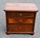Pegasus – Kunst 
- Antik - 
Design 
presents: 
Danish 
children's 
chest of 
drawers, 
polished 
walnut/walnut 
root, ...