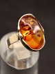 Middelfart 
Antik presents: 
Sterling 
silver ring 
with amber