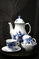 K&Co. presents: 
Royal 
Copenhagen doll 
coffee set in 
Blue Flower.
The parts are 
sold 
individually...