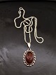 Middelfart 
Antik presents: 
830 silver 
pendant with 
amber