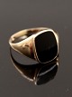 Middelfart 
Antik presents: 
8 carat 
gold ring with 
onyx