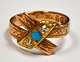 Pegasus – Kunst 
- Antik - 
Design 
presents: 
14 karat 
gold ring with 
two 
brilliant-cut 
diamonds and a 
turquoise