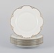 L'Art presents: 
A set of 
six ‘Haviland’ 
porcelain 
dinner plates.
Hand-decorated 
gold 
decoration, 
white 
porcelain.