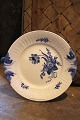 K&Co. presents: 

Royal 
Copenhagen Blue 
Flower Curved 
cake plate with 
handle. Dia.: 
27cm. 
RC#10/1864...