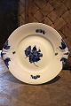 K&Co. presents: 

Royal 
Copenhagen Blue 
Flower Braided 
cake plate with 
handle. 
Dia.:31cm. RC# 
10/8162...