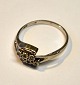 Pegasus – Kunst 
- Antik - 
Design 
presents: 
14k white 
gold ring, 20th 
century, with 6 
diamonds.