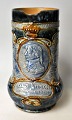 Pegasus – Kunst 
- Antik - 
Design 
presents: 

Royal 
Doulton Nelson 
Kanne, 1905, 
England.