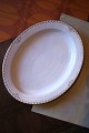 K&Co. presents: 

Rare oval 
Royal 
Copenhagen 
serving dish in 
Princess with 
gold 
decorations. 
41x32.5cm.
1850-70...