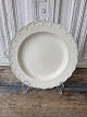 Karstens Antik 
presents: 
English 
Creamware plate 
decorated with 
feathered edge 
in relief 24.5 
cm.
