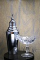 K&Co. presents: 
Old 
cocktail shaker 
from the 60s in 
silver-plated 
metal with a 
dolphin on 
top...