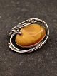 Middelfart 
Antik presents: 
Sterling 
silver brooch 
with amber