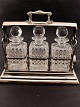 Middelfart 
Antik presents: 
Tantalus 
in 
silver-plated 
holder with 3 
cut crystal 
decanters
