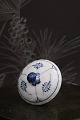 K&Co. presents: 
Royal 
Copenhagen Blue 
Fluted Plain 
lid for 
chocolate pot. 
Decoration 
number: 1/34...