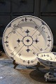 K&Co. presents: 
Royal 
Copenhagen Blue 
Fluted Half 
Lace Round 
Dish. 
Dia.: 36cm. 
RC# 1/540.
1923-28...
