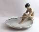 Lundin Antique 
presents: 
Bing & 
Gröndahl. Boy 
on leaf. Model 
1660. Height 14 
cm. Width 19.5 
cm. (1 quality)