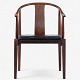 Roxy Klassik 
presents: 
Hans J. 
Wegner / Fritz 
Hansen.
Kinastol i 
Rio-palisander 
med hynde i 
patineret sort 
...