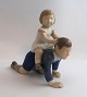 Lundin Antique 
presents: 
Bing & 
Grondahl. 
Porcelain 
figure. Brother 
and sister. 
Height 15.5 cm. 
(1 quality)