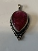 Antik Huset 
presents: 
Neck 
pendant with 
red stone in 
silver.
Length with 
eyelet 2.6 cm.