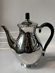 Antik Huset 
presents: 
Mocha pot 
in sterling 
silver
Designed by F. 
Hingelberg Anno 
1932.