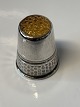 Antik Huset 
presents: 
Silver 
finger ring 
with yellow 
flounce.