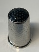Antik Huset 
presents: 
Silver 
finger ring 
with black 
flounce.