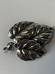 Antik Huset 
presents: 
Silver 
brooch in the 
shape of 
leaves.
Measures 5 x 
3.6 cm.