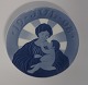 Lundin Antique 
presents: 
Royal 
Copenhagen. 
Christmas plate 
1909. Mary with 
child. Diameter 
15.5 cm (1 
Quality)