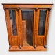 Moster Olga - 
Antik og Design 
presents: 

Display 
cabinet
Faceted glass 
in the doors
DKK 3900