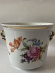 Antik Huset 
presents: 
Flower pot 
cover with/ 
edge.
Dimensions 
13.5x11.8 cm.