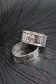 K&Co. presents: 
Old napkin 
ring in silver 
(stamped) with 
elephant 
motif...