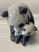 Antik Huset 
presents: 
Royal 
Copenhagen 
Figurine, Panda 
Bear with Cubs
Measures 17 x 
13 cm.